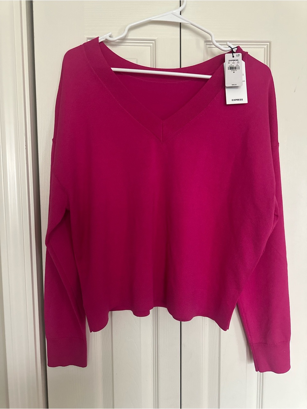 Express Women's V-Neck Sweater in Fuchsia Pink. medium. NWT